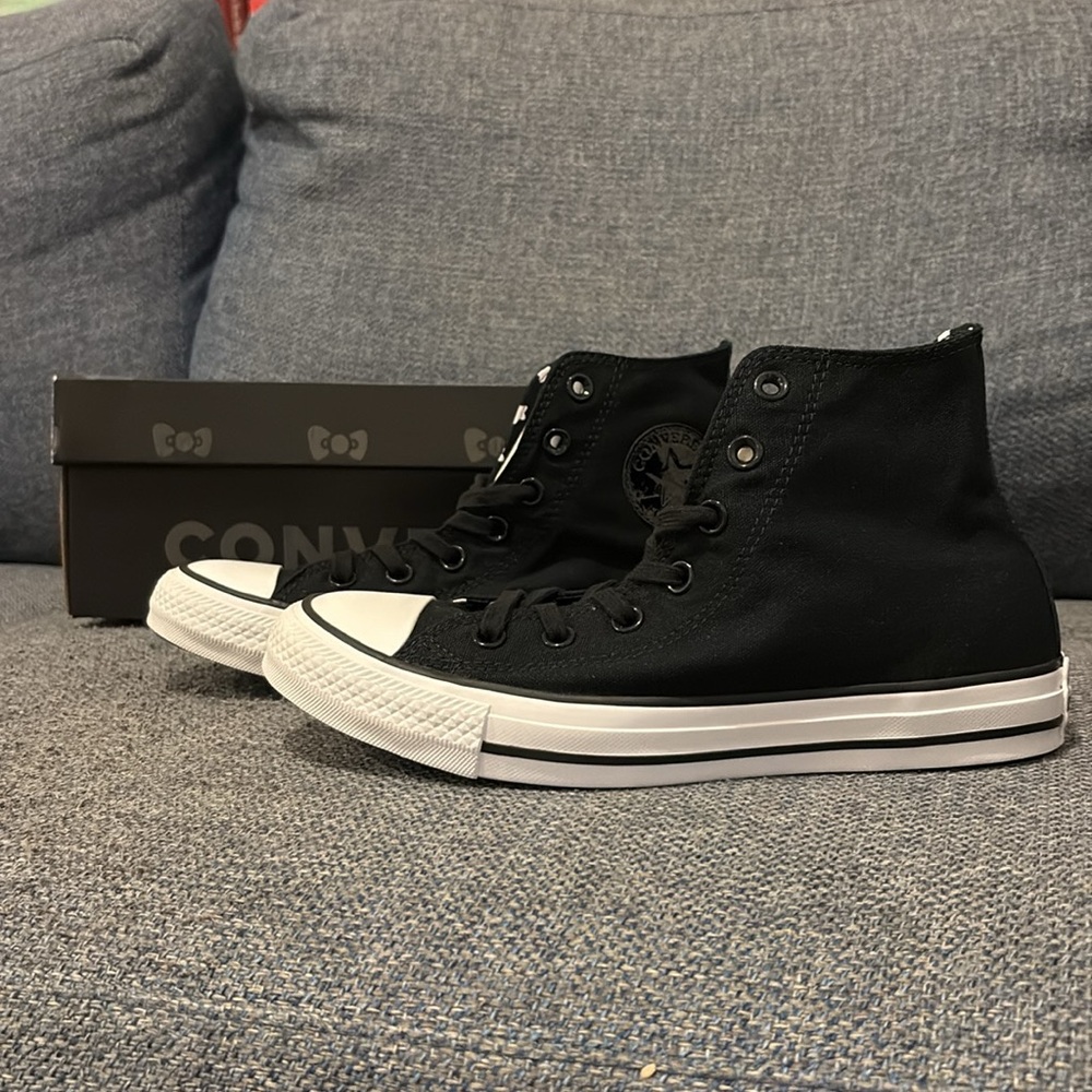Hello Kitty x Converse Chuck Taylor All-Star High 😻✨ Women's 8 NEW!!! - Picture 2 of 7
